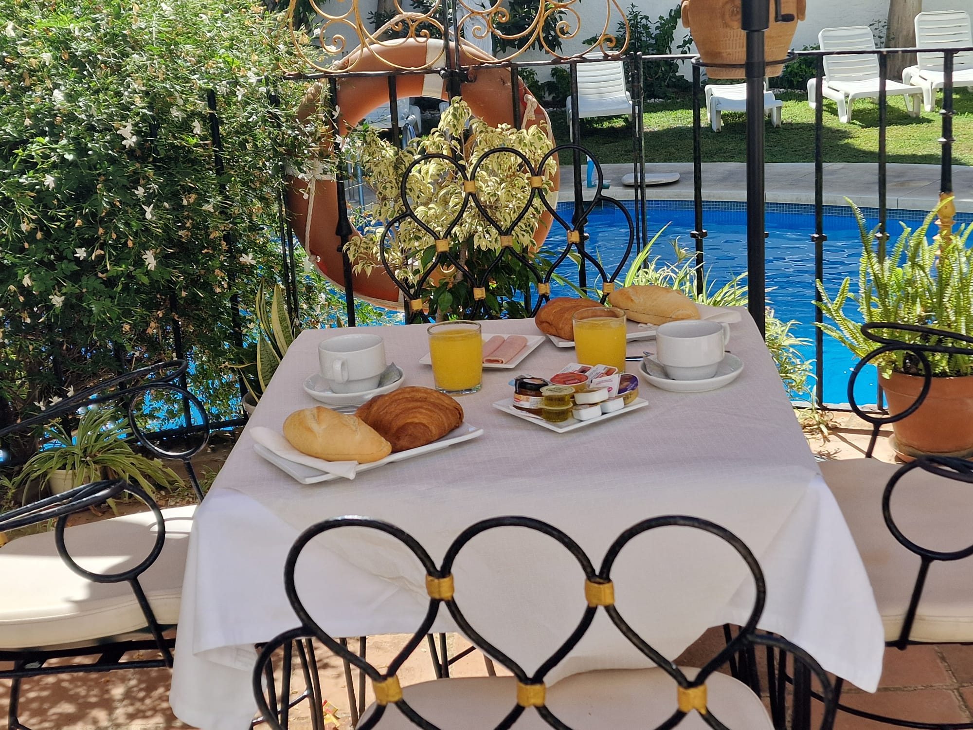 Breakfast on the patio of the Residencia Miami hotel
